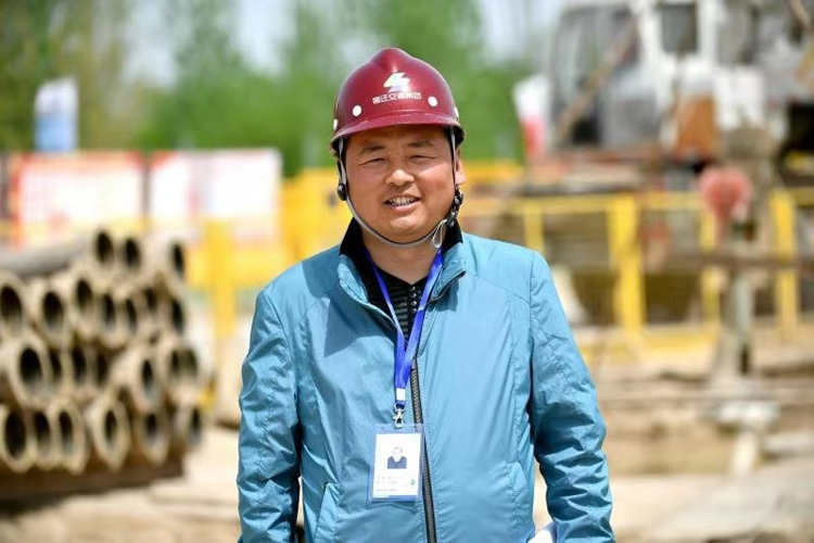 【“閃光在一線”系列報道②】朱寶廣： 讓黨徽在中心城市快速路網建設現(xiàn)場閃耀